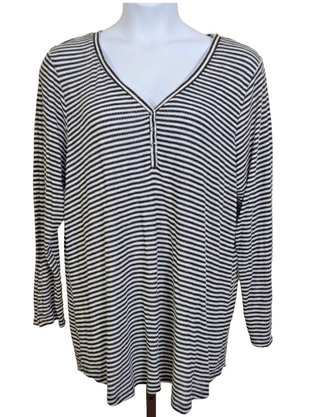 Torrid Women's 4 4X 26/28 Black White Striped Long Sleeved Ribbed Henley Top